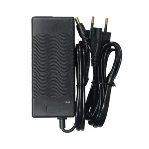 Cargador de batería de plomo 24V 2A con conector DC2.1 para patinetes eléctricos y dispositivos compatibles.