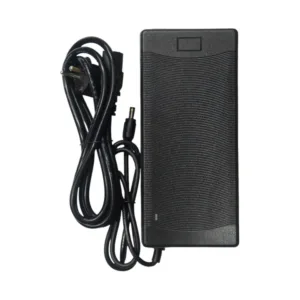 Cargador de batería de plomo 60V 5A con conector DC2.1 para patinetes eléctricos y vehículos de movilidad.